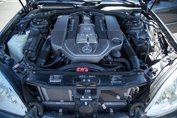 Dưới nắp ca-pô của S55 (W220) là khối động cơ xăng V8 dung tích 5.4L (5.461cc) siêu nạp – supercharged (Mercedes-AMG gọi là ‘’Kompressor’’ sau tên gọi) cho công suất tối đa 493 mã lực và mô-men xoắn cực đại 793Nm, sử dụng kết hợp với hộp số tự động 5 cấp, tùy chỉnh lại hộp điều khiển động ECM (engine control module) bởi Kleemann.
