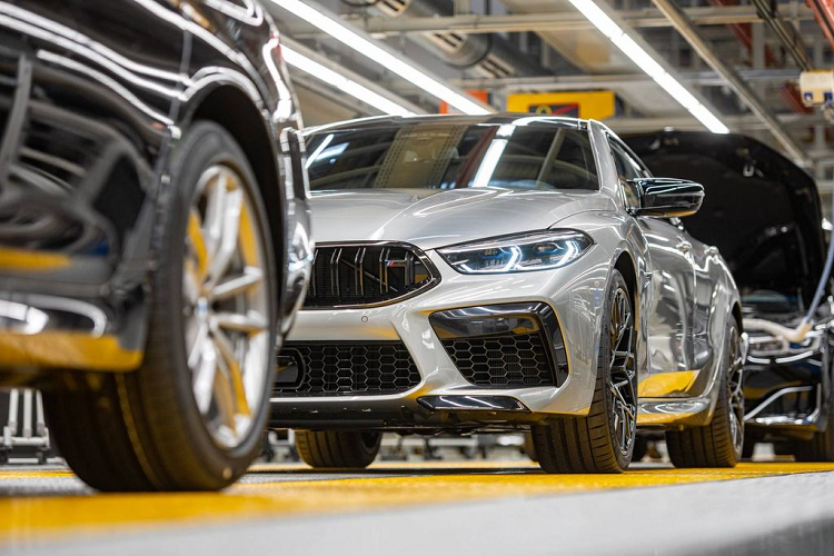 Ngoài ra, M8 Gran Coupe sở hữu trục cơ sở dài hơn 200 mm so với biến thể 2 cửa, mang lại “không gian rộng rãi và đầy đủ cho khoang sau” theo như lời giới thiệu của BMW.