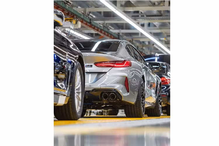 Về máy móc, model sở hữu khối máy V8 4.4 lít Twin-turbo, sản sinh công suất 591 mã lực trên bản tiêu chuẩn và 617 sức ngựa trên chiếc Competition với chung mức mô-men xoắn cực đại là 750 Nm tại dải vòng tua 1,800 tới 5,600 vòng/phút.