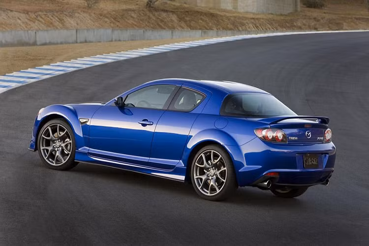 Mazda RX8 - Cyclops: Sau thành công của "X-Men", nhà sản xuất tiếp tục cho ra mắt "X-Men 2" vào năm 2003. Trong phim này, nhân vật Cyclops cầm lái chiếc Mazda RX8. RX8 là mẫu xe thể thao vừa truyền thống, vừa mạnh mẽ - khá tương đồng với tính cách của Cyclops.