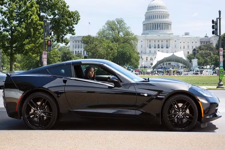 Chevrolet Corvette C7 - Black Widow: Chevrolet Corvette C7 là một mẫu xe thể thao có hiệu suất đáng kinh ngạc. Bên cạnh đó, mẫu xe này sở hữu thiết kế sắc sảo và huyền bí. Đó là lý do mẫu xe này được chọn để đồng hành cùng Black Widow trong "Captain America: The Winter Soldier".