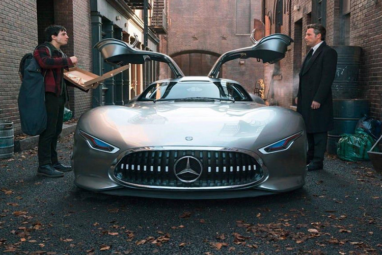 Mercedes-Benz Vision AMG Vision GT - Batman: Trong phim "Justice League" (2017), hãng xe Mercedes-Benz xuất hiện khá nhiều. Trong đó, Wonder Woman lái một chiếc E-Class Cabriolet và đáng chú ý nhất là chiếc Vision AMG Vision GT của Bruce Wayne (Batman).
