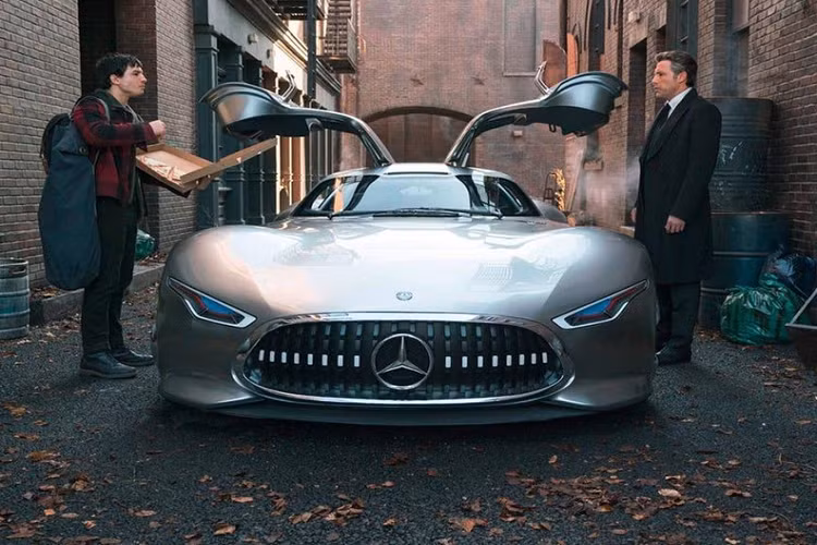 Mercedes-Benz Vision AMG Vision GT - Batman: Trong phim "Justice League" (2017), hãng xe Mercedes-Benz xuất hiện khá nhiều. Trong đó, Wonder Woman lái một chiếc E-Class Cabriolet và đáng chú ý nhất là chiếc Vision AMG Vision GT của Bruce Wayne (Batman).