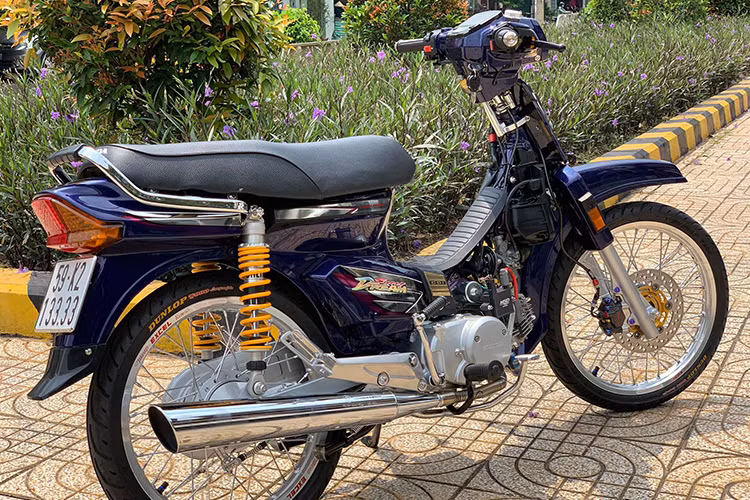 Chiếc xe máy Honda Dream biển tứ quý 3 với màng lột xác bay hết 100 triệu đồng của một người yêu xe tại TP HCM.