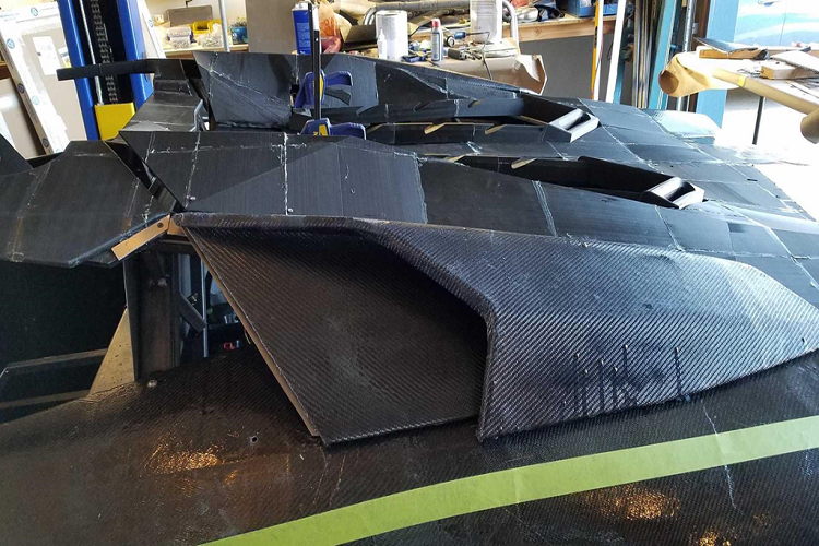 Thay vào đó, siêu xe dùng động cơ tăng áp kép LS1 5.7L lấy từ chiếc Chevy Corvette 2003. Trục truyền dẫn lấy từ Porsche 911 đời 996 (sản xuất trong giai đoạn 1997-2004).v