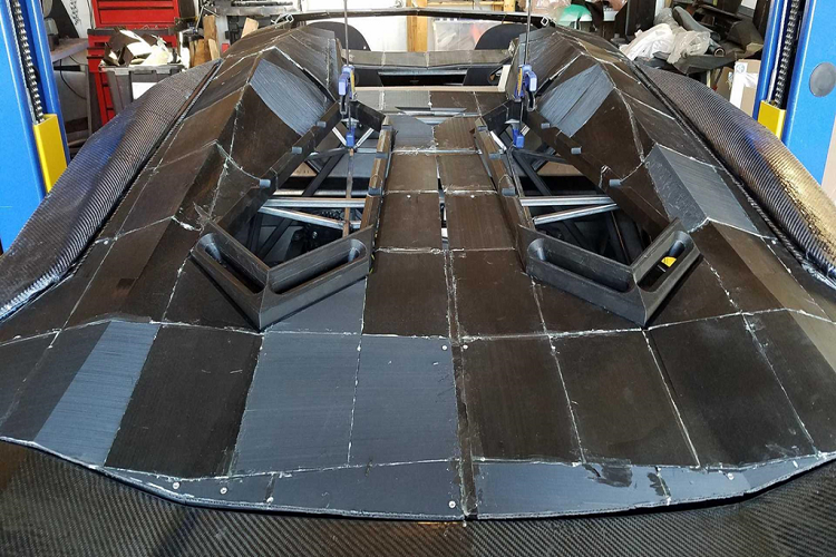 Khung gầm và hệ thống treo lò xo tự làm. Một số linh kiện của AXAS Interceptor lấy từ xe Lamborghini. Các bộ phận như cửa sổ, gương chiếu hậu, cần gạt mưa, gương sau, vô lăng lấy từ xe Audi.