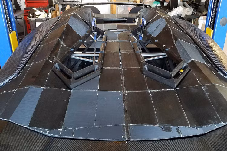 Khung gầm và hệ thống treo lò xo tự làm. Một số linh kiện của AXAS Interceptor lấy từ xe Lamborghini. Các bộ phận như cửa sổ, gương chiếu hậu, cần gạt mưa, gương sau, vô lăng lấy từ xe Audi.