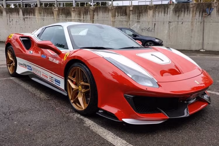 Trên capo xe được đánh logo số 1 tương tự với mẫu 312T2 thời bấy giờ. Chiếc xe được trang bị hệ thống xả với ống pô màu trắng khá độc đáo. Theo lời của chủ nhân chiếc xe, anh muốn chiếc 488 Pista Spider của mình mang màu áo này nhằm để tri ân một huyền thoại trong làng đua xe – Nikki Lauda khi ông mới mất vào khoảng đầu năm nay.