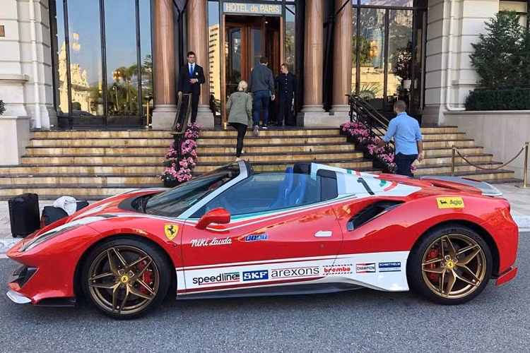 Khối động cơ sản sinh công suất 720 mã lực và mô men xoắn lên tới 770 Nm. Với sức mạnh đến từ động cơ V8 mạnh mẽ, Ferrari 488 Pista Spider có thể tăng tốc 0 – 100 km/h trong 2,85 giây, 0 – 200 km/h trong 8 giây và tốc độ tối đa đạt 340 km/h khi đóng mui. Vì phần mui xếp khiến cấu trúc khung xe bị thay đổi nên trọng lượng của bản mui xếp cao hơn bản mui cứng khoảng 90 kg.