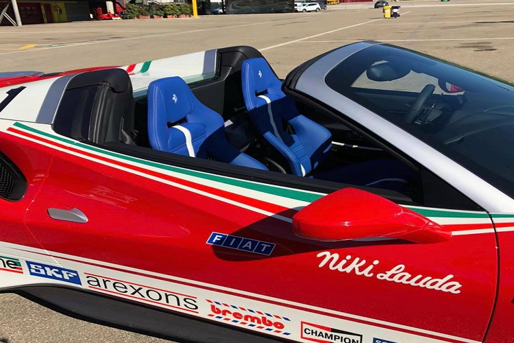 Đối với những người có niềm đam mê và am hiểu về lịch sử F1 lâu đời, có lẽ khi bắt gặp một chiếc Ferrari 488 Pista Spider đời mới trong màu áo của chiếc 312T2 huyền thoại, có lẽ họ sẽ không khỏi bất ngờ.