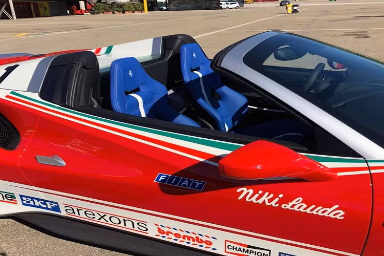 Đối với những người có niềm đam mê và am hiểu về lịch sử F1 lâu đời, có lẽ khi bắt gặp một chiếc Ferrari 488 Pista Spider đời mới trong màu áo của chiếc 312T2 huyền thoại, có lẽ họ sẽ không khỏi bất ngờ.