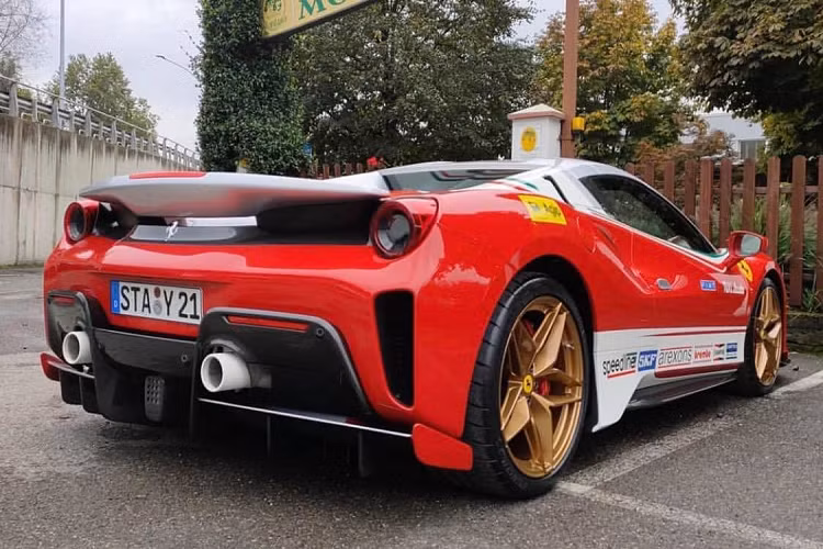 Sự nghiệp của Niki Lauda còn trải qua một biến cố lớn, đó chính là tai nạn nghiêm trọng taị giải đua 1976 German Grand Prix diễn ra ở trường đua huyền thoại Nürburgring. Chiếc Ferrari 312T2 của ông đã bốc cháy trong cuộc đua và Niki bị mắc kẹt trong xe. Ông được giải cứu không lâu sau đó, tuy nhiên ông đã bị bỏng và tổn thương nhiều phần trên cơ thể, trong đó có cả khuôn mặt của mình.