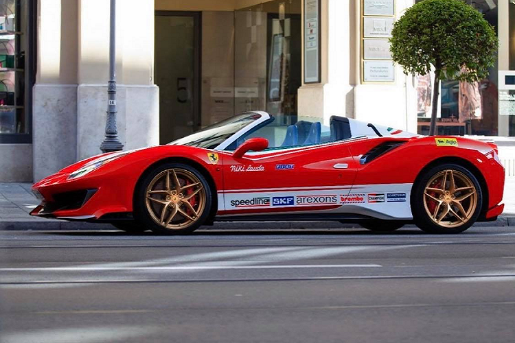 Tùy theo sở thích cũng như yêu cầu của họ, hãng siêu xe Ferrari sẽ đem lại thứ họ mong muốn. Trong các mẫu Tailor Made đầy ấn tượng gần đây, ta phải kể đến chiếc Ferrari 488 Pista Spider được trang bị “màu áo” lấy cảm hứng từ mẫu xe đua Ferrari F1 312T2 đời 1976 được cầm lái bởi tay đua huyền thoại Nikki Lauda.