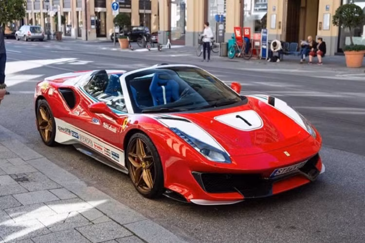 Các thương hiệu xe hiện này ngày càng cố gắng đem lại cho bộ phận những khách hàng tiềm năng của mình những lựa chọn về việc xây dựng một chiếc xe theo ý thích cá nhân. Nhờ sự phát triển mạnh mẽ của những chương trình cá nhân hóa này mà giới mộ điệu ngày càng có nhiều cơ hội được chiêm ngưỡng những mẫu xe độc đáo. Chiếc siêu xe Ferrari 488 Pista Spider trong bài viết này là một ví dụ.