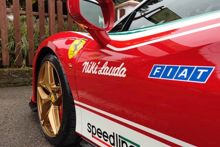 Niki Lauda, tên thật là Andreas Nikolaus. Ông sinh năm 1949 tại Vienna, Áo. Năm 1971, ông ra mắt làng đua xe trong màu áo đội BRM. Enzo Ferrari ấn tượng với Lauda và mời ông về đua cho Scuderia vào năm 1974. Một năm sau, Niki Lauda đem về cho Ferrari chức vô địch đầu tiên sau hơn 10 năm.