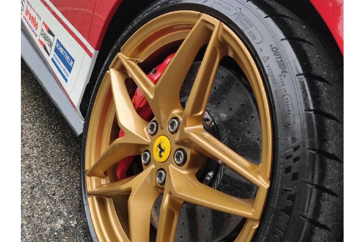 Chiếc xe mang trên mình tông màu đỏ Rosso Corsa truyền thống và màu trắng chủ đạo. Dọc thân xe là các logo của các thương hiệu tài trợ mô phỏng lại những chiếc tem trên chiếc 312T2 F1 nhiều năm về trước. Xe được trang bị bộ mâm 5 chấu màu vàng đồng, lấy cảm hứng từ bộ mâm xe đua F1 thời bấy giờ. Thân xe còn được phối với các đường màu cờ Ý cùng cái tên “Nikki Lauda” huyền thoại.