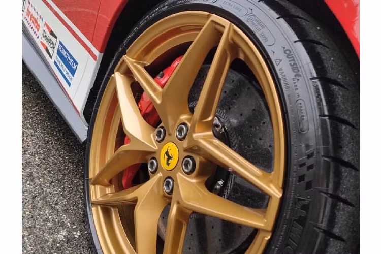 Chiếc xe mang trên mình tông màu đỏ Rosso Corsa truyền thống và màu trắng chủ đạo. Dọc thân xe là các logo của các thương hiệu tài trợ mô phỏng lại những chiếc tem trên chiếc 312T2 F1 nhiều năm về trước. Xe được trang bị bộ mâm 5 chấu màu vàng đồng, lấy cảm hứng từ bộ mâm xe đua F1 thời bấy giờ. Thân xe còn được phối với các đường màu cờ Ý cùng cái tên “Nikki Lauda” huyền thoại.