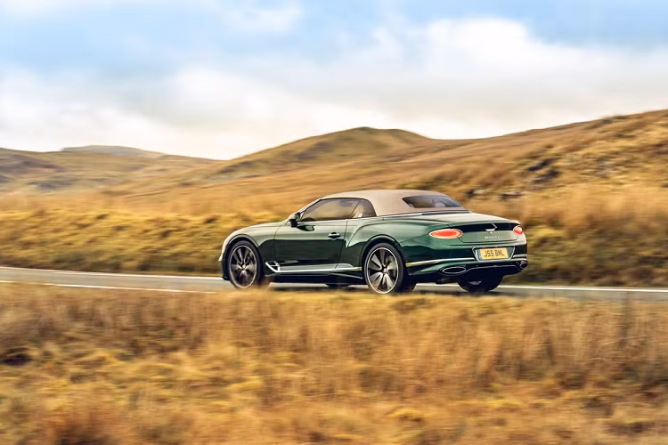 Bentley Continental GTC mui mềm có thời gian đóng/mở mui chỉ với 19 giây và điều này vẫn hoạt động bình thường trong khi xe đang di chuyển với tốc độ dưới 50 km/h.