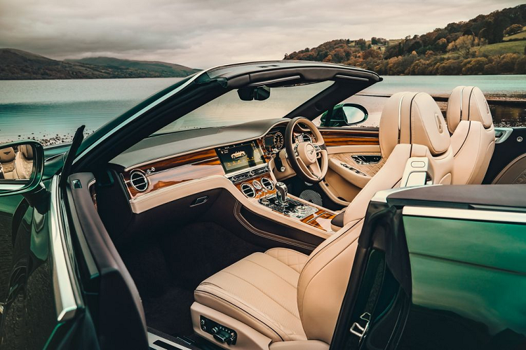 Nó được dệt bởi những người thợ tài hoa và bản thân Bentley cũng đã nghiên cứu rất kỹ lưỡng về loại vải này. Vải Tweed (Tuýt) ngoài công dụng đẹp mắt thì còn có độ bền lý tưởng, chống chịu thời tiết tốt. Chính vì việc đáp ứng đủ các yêu cầu khắt khe, vải Tweed (Tuýt) đã được Bentley lựa chọn".