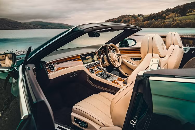 Nó được dệt bởi những người thợ tài hoa và bản thân Bentley cũng đã nghiên cứu rất kỹ lưỡng về loại vải này. Vải Tweed (Tuýt) ngoài công dụng đẹp mắt thì còn có độ bền lý tưởng, chống chịu thời tiết tốt. Chính vì việc đáp ứng đủ các yêu cầu khắt khe, vải Tweed (Tuýt) đã được Bentley lựa chọn".