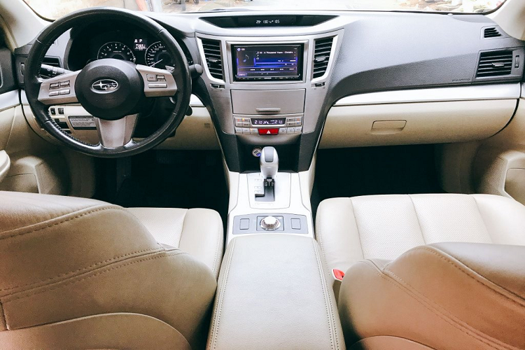 Sức mạnh được truyền xuống bốn bánh (AWD) thông qua hộp số tự động 5 cấp (5 AT). Hệ thống lái thông minh SI-Drive với 03 chế độ lái bao gồm: S (Sport), S# (Sharp) và I (Interlligent).