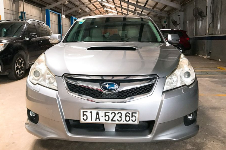 So với các mẫu sedan hạng D cùng "trang lứa" thì Subaru Legacy phiên bản 2.5 GT đời 2012 thuộc thế hệ thứ 5 sở hữu ngoại thất hầm hố nổi trội hơn với nắp ca-pô được khoét hốc gió mang hơi hướng thể thao., phong cách này thường bắt gặp trên dòng xe WRX/WRX STI.
