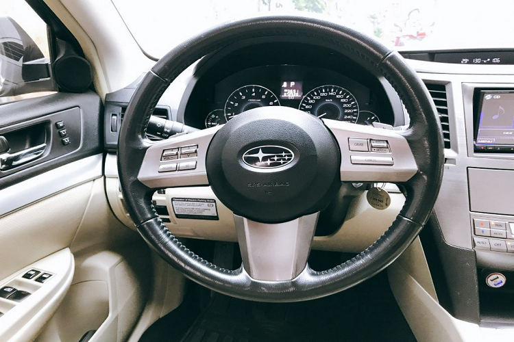 Ngoài ra, xe còn được nâng cấp một số ‘’đồ chơi’’ chính hãng STI (Subaru Tecnica International) bao gồm: thanh cân bằng STI (strut bar), ống xả STI và cánh gió phía sau (đuôi cá).