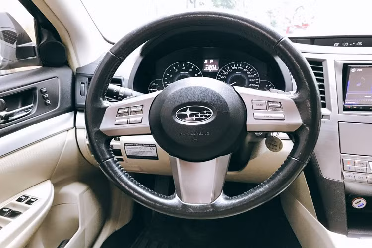 Ngoài ra, xe còn được nâng cấp một số ‘’đồ chơi’’ chính hãng STI (Subaru Tecnica International) bao gồm: thanh cân bằng STI (strut bar), ống xả STI và cánh gió phía sau (đuôi cá).