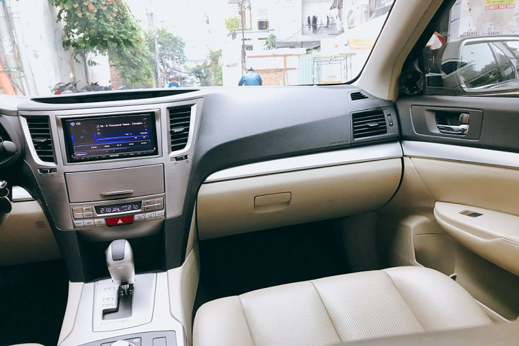 Về nội thất, màn hình giải trí trung tâm đã được nâng cấp sang màn hình DVD Kenwood, vô loa Focal KRX2 &amp; sub Focal. Giá xe Subaru Legacy đời cũ này đang chào bán 740 triệu đồng, ngang xe Mazda3 mới.