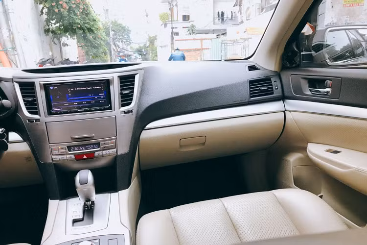 Về nội thất, màn hình giải trí trung tâm đã được nâng cấp sang màn hình DVD Kenwood, vô loa Focal KRX2 &amp; sub Focal. Giá xe Subaru Legacy đời cũ này đang chào bán 740 triệu đồng, ngang xe Mazda3 mới.