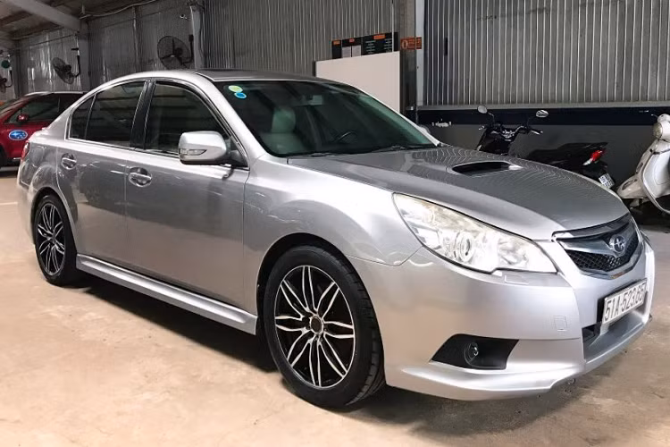 Subaru Legacy 2.5 GT đời 2012 sở hữu kích thước (DxRxC) lần lượt: 4.730x 1.780 x 1.505 mm, đi cùng với chiều dài cơ sở 2.750mm và khoảng sáng gầm xe 150mm.
