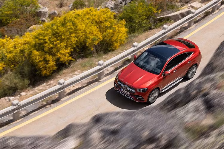 Mercedes-AMG GLE 53 4Matic mới được trang bị hộp số thể thao 9 cấp (AMG SpeedShift TCT 9G), hệ thống lái thể thao AMG, hệ thống treo khí nén AMG Ride Control, hệ thống kiểm soát chủ động Active Ride Control,… Mercedes-AMG GLE 53 4Matic có khả năng tăng tốc từ 0-100km/h chỉ 5,3 giây, tốc độ tối đa đạt 250km/h.