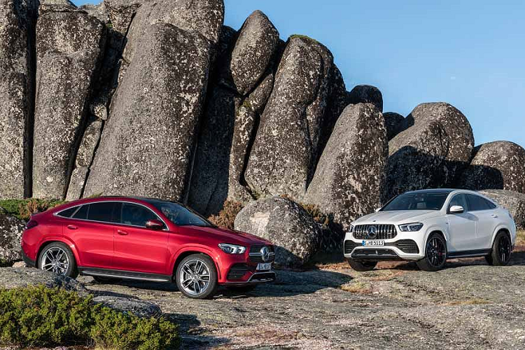 Ngoài ra, GLE Coupe còn có biến thể hiệu năng cao là Mercedes-AMG GLE 53 4Matic sử dụng động cơ xăng 6 xi-lanh 3.0L sản sinh công suất lên đến 435 mã lực tại 6.100 vòng/phút và momen xoắn cực đại 520Nm tại 1.800 – 5.800 vòng/phút. Phiên bản này còn được bổ sung thêm động cơ điện EQ Boost 48V cung cấp thêm 22 mã lực và 250Nm momen xoắn.