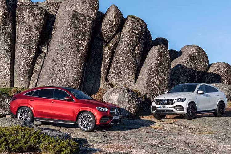 Ngoài ra, GLE Coupe còn có biến thể hiệu năng cao là Mercedes-AMG GLE 53 4Matic sử dụng động cơ xăng 6 xi-lanh 3.0L sản sinh công suất lên đến 435 mã lực tại 6.100 vòng/phút và momen xoắn cực đại 520Nm tại 1.800 – 5.800 vòng/phút. Phiên bản này còn được bổ sung thêm động cơ điện EQ Boost 48V cung cấp thêm 22 mã lực và 250Nm momen xoắn.