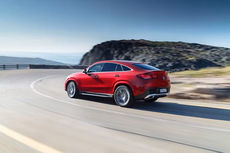 Với đặc tính Coupe, phần cột C của xe được vát xéo trong khi phần mui xe được vuốt thấp dần về phía sau, ăn nhập với phần cốp sau. Đèn hậu phía sau được thiết kế mỏng và thon gọn, ngoài ra, phía trên cốp sau còn được tích hợp thêm cánh gió đuôi. Các đường nét thiết kế kể trên đã giúp cải thiện đặc tính khí động học cho chiếc xe, 9% sức cản của gió đã được cắt giảm.