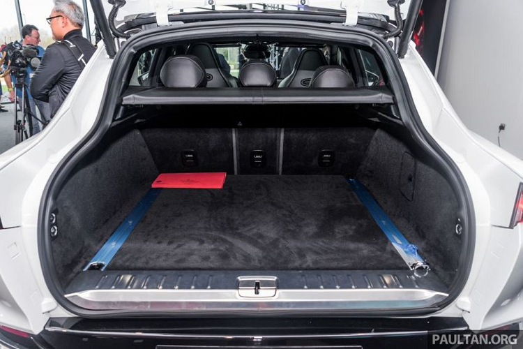 Ở một diễn biến khác, cổ phiếu của hãng xe Anh Quốc đã tụt dốc thảm hại tới 80% kể từ khi chính thức “lên sàn” vào Tháng 10 năm 2018. Khi được hỏi rằng IPO liệu có phải là một sai lầm, Palmer trả lời: “Giá trị cổ phiếu quả thực khá thất vọng và đi kèm với đó là trách nghiệm của tôi. Tuy nhiên, điều này không cản trở hãng hướng về tương lai, tiếp tục phát triển và cải thiện tình hình. Trong đó, DBX là một dự án tối quan trọng với công ty và cả với giá trị cổ phiếu.” 