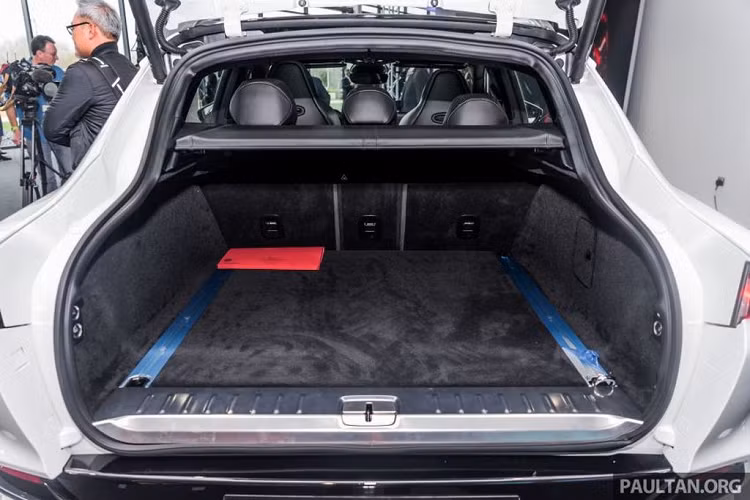 Ở một diễn biến khác, cổ phiếu của hãng xe Anh Quốc đã tụt dốc thảm hại tới 80% kể từ khi chính thức “lên sàn” vào Tháng 10 năm 2018. Khi được hỏi rằng IPO liệu có phải là một sai lầm, Palmer trả lời: “Giá trị cổ phiếu quả thực khá thất vọng và đi kèm với đó là trách nghiệm của tôi. Tuy nhiên, điều này không cản trở hãng hướng về tương lai, tiếp tục phát triển và cải thiện tình hình. Trong đó, DBX là một dự án tối quan trọng với công ty và cả với giá trị cổ phiếu.” 