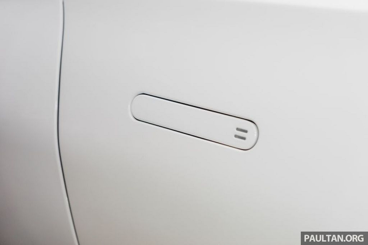 Về doanh số, Palmer đặt hy vọng với ít nhất 4.000 chiếc DBX được bán ra toàn cầu trong 12 tháng đầu tiên, kế hoạch vận chuyển dự kiến sẽ bắt đầu từ giữa 2020. Trong trường hợp thuận lợi nhất, doanh số có thể đạt tới 5.000 chiếc mỗi năm – biến DBX trở thành chiếc Aston Martin bán chạy nhất mọi thời đại. Nếu thành công, đây sẽ là một tín hiệu vô cùng tích cực khi doanh số của cả 2 dòng GT hạng sang và xe thể thao chỉ đạt mốc 5.117 chiếc trong 2017. 