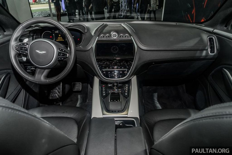 Hai thị trường lớn nhất của DBX hiện nay là Mỹ và Trung Quốc do đó, CEO Palmer đã chia sẻ rằng mẫu SUV được thiết kế và hoàn thiện với định hướng dành cho khối khách hàng tại 2 đất nước này. Hiện tại, Aston Martin DBX chỉ xuất hiện với động cơ M178 V8 4.0 Twin-Turbo từ AMG, sản sinh công suất lên tới 542 mã lực và 700 Nm, cho khả năng tăng tốc từ 0 lên 100 km/h chỉ trong 4,5 giây trước khi đạt tốc độ tối đa 291 km/h. 