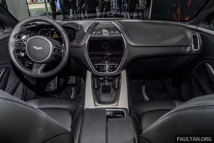 Hai thị trường lớn nhất của DBX hiện nay là Mỹ và Trung Quốc do đó, CEO Palmer đã chia sẻ rằng mẫu SUV được thiết kế và hoàn thiện với định hướng dành cho khối khách hàng tại 2 đất nước này. Hiện tại, Aston Martin DBX chỉ xuất hiện với động cơ M178 V8 4.0 Twin-Turbo từ AMG, sản sinh công suất lên tới 542 mã lực và 700 Nm, cho khả năng tăng tốc từ 0 lên 100 km/h chỉ trong 4,5 giây trước khi đạt tốc độ tối đa 291 km/h. 