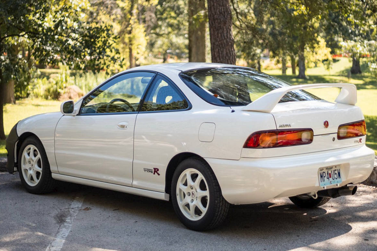 Chi phí sản xuất chúng quá cao, chủ yếu đến từ công lắp ráp và tinh chỉnh bằng tay của đội ngũ kỹ sư, qua đó cũng nâng tầm Integra Type R DC2 lên huyền thoại trong giới JDM.
