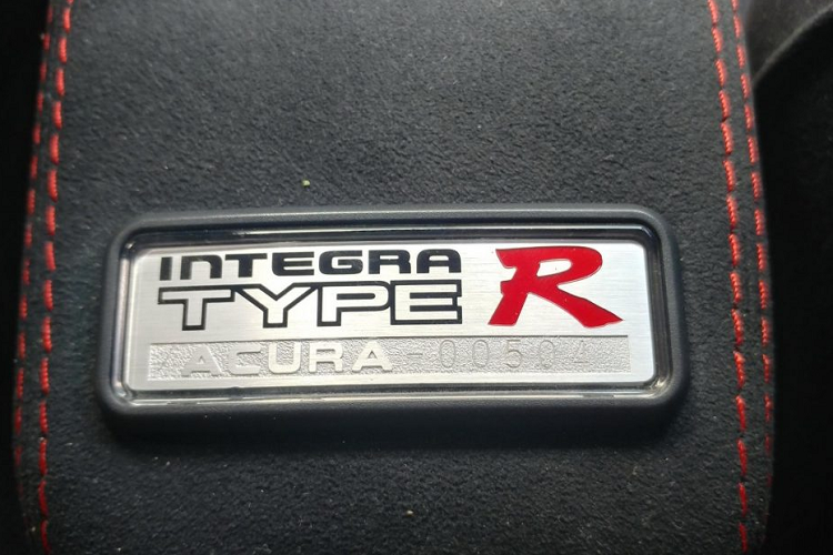 Đi cùng là hộp số sàn 5 cấp và hệ dẫn động cầu trước. Theo chủ xe, hệ thống truyền động của xe cũng đã được bảo dưỡng lần gần nhất vào tháng 7 năm ngoái. Họ cũng đã điều chỉnh ly hợp và thay dầu động cơ hoàn chỉnh.