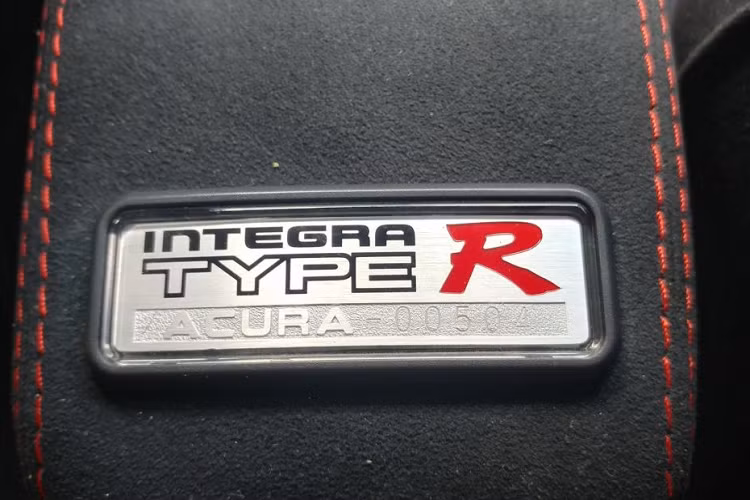 Đi cùng là hộp số sàn 5 cấp và hệ dẫn động cầu trước. Theo chủ xe, hệ thống truyền động của xe cũng đã được bảo dưỡng lần gần nhất vào tháng 7 năm ngoái. Họ cũng đã điều chỉnh ly hợp và thay dầu động cơ hoàn chỉnh.