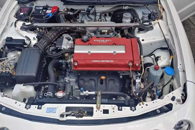 Nội thất Acura Integra Type R hàng hiếm này được bọc nỉ tổng hợp với chỉ viền màu đỏ tương phản. Màu đỏ này tương ứng với màu đỏ của logo TypeR và động cơ DOHC VTEC của chính nó. Xe được trang bị khối Động cơ DOHC VTEC này của xe có dung tích 1.8L 4 xy-lanh, cho công suất 195 mã lực và mô men xoắn cực đại 176 Nm.