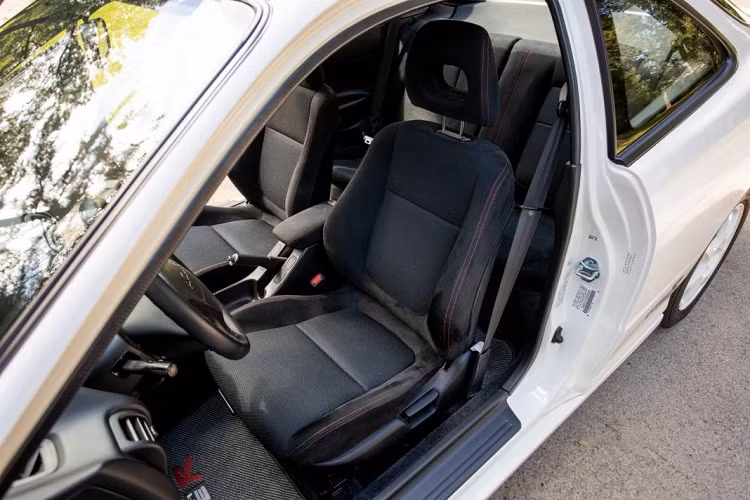 Acura Integra Type R được mệnh danh là một trong số những chiếc xe dẫn động cầu trước tuyệt vời nhất mọi thời đại, phiên bản xe này đạt đến cực đỉnh giới hạn của dòng Integra về tất cả các khía cạnh từ động cơ, hộp số, hệ thống treo, phanh, nội thất… và đặc biệt là sự hiện diện của vi sai hạn chế trượt Helical.