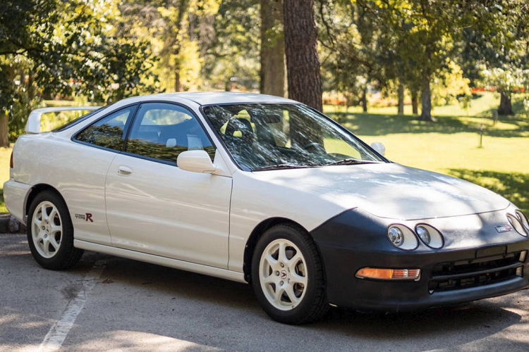 Năm ngoái, cũng có một chiếc Integra Type R đời 1997 như thế này từng được bán 65.500 USD (tương đương hơn 1,5 tỷ đồng) nhưng đã đi được 27 ngàn dặm. Tuy nhiên, với những người hâm mộ xe thể thao phong cách JDM thì việc bỏ ra số tiền gần 2 tỷ đồng để có được chiếc xe mơ ước sản xuất năm 1997 là không thành vấn đề.