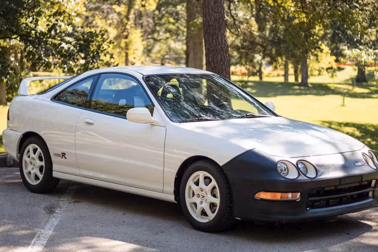 Năm ngoái, cũng có một chiếc Integra Type R đời 1997 như thế này từng được bán 65.500 USD (tương đương hơn 1,5 tỷ đồng) nhưng đã đi được 27 ngàn dặm. Tuy nhiên, với những người hâm mộ xe thể thao phong cách JDM thì việc bỏ ra số tiền gần 2 tỷ đồng để có được chiếc xe mơ ước sản xuất năm 1997 là không thành vấn đề.