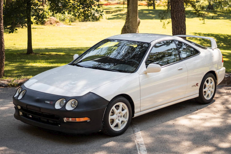 So với Integra tiêu chuẩn, bản Type R chú trọng vào tinh giản khối lượng trong khi vẫn đảm bảo sự vững chắc của toàn bộ thân xe khi vận hành ở tốc độ cao. Tất cả những gì “không cần thiết cho chạy đường đua” như cửa sổ trời moonroof, gương trang điểm trong các tấm che nắng, tính năng ga tự động cruise control hay thậm chí ngay cả gạt mưa kính sau… đều bị loại bỏ. Hệ thống điều hòa cũng bị cắt nhưng vẫn được cung cấp dưới dạng tùy chọn lắp thêm.