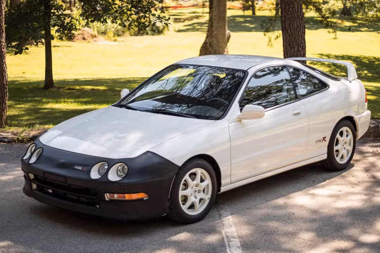 So với Integra tiêu chuẩn, bản Type R chú trọng vào tinh giản khối lượng trong khi vẫn đảm bảo sự vững chắc của toàn bộ thân xe khi vận hành ở tốc độ cao. Tất cả những gì “không cần thiết cho chạy đường đua” như cửa sổ trời moonroof, gương trang điểm trong các tấm che nắng, tính năng ga tự động cruise control hay thậm chí ngay cả gạt mưa kính sau… đều bị loại bỏ. Hệ thống điều hòa cũng bị cắt nhưng vẫn được cung cấp dưới dạng tùy chọn lắp thêm.