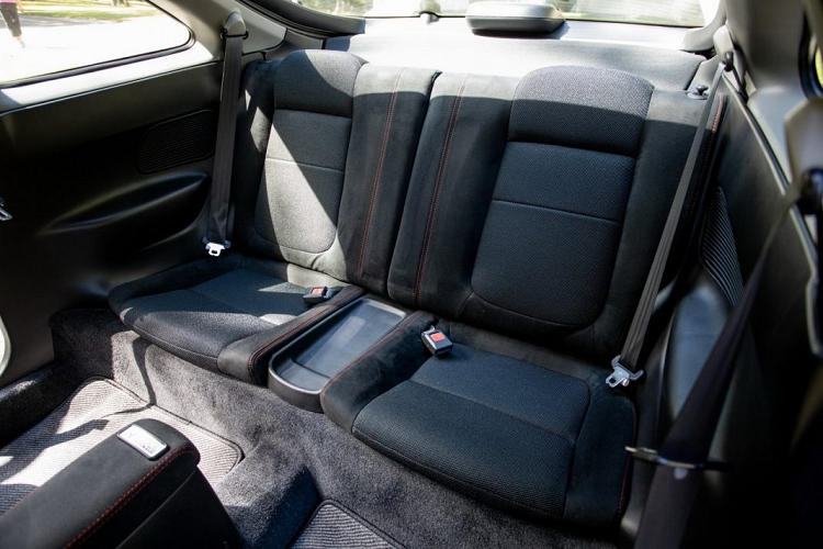 Công nghệ VTEC được ứng dụng, cho phép động cơ đạt redline ở 8.500 vòng/phút, tức là còn hơn cả siêu xe NSX. Chỉ có 320 chiếc được bán ra thị trường vào năm 1997, trong tổng số 3.800 chiếc bán ra trong 4 năm tại Mỹ.